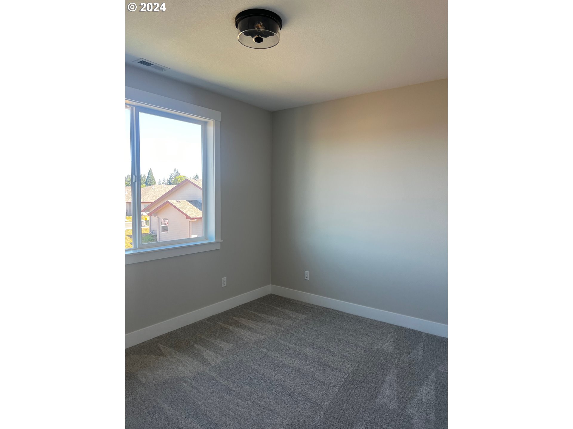 215 Southwest 18th Avenue Canby, OR 97013 - Photo 14 of 36