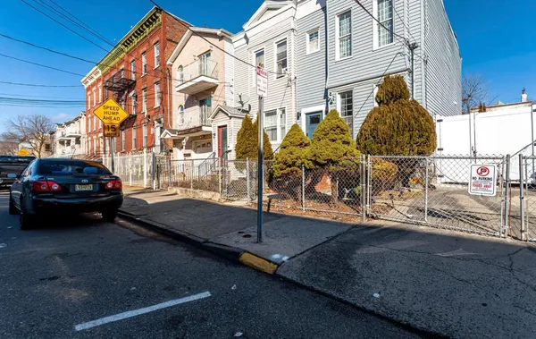 $4,000 | 148.5 Union Street, Jersey City, NJ 07304
