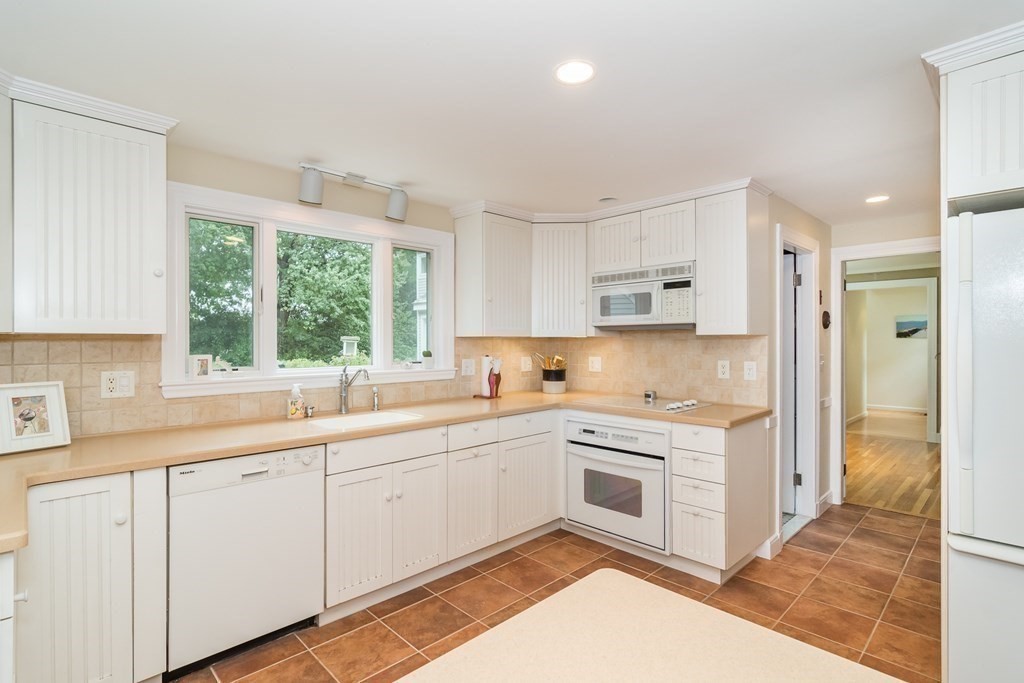 10 Bennett Road Wayland, MA 01778 - Photo 3 of 20