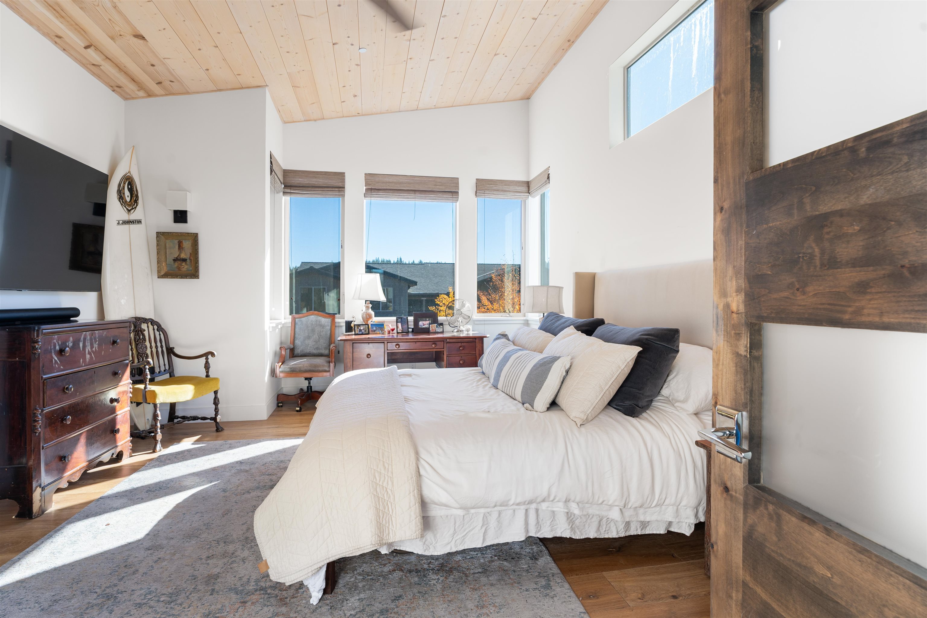 11658 McClintock Loop Truckee, CA 96161 - Photo 7 of 13 a bedroom with double bed and a flat screen tv