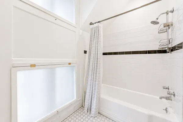$6,250 | 235 1/2 Greenwood Street, Unit CH, Evanston, IL 60201