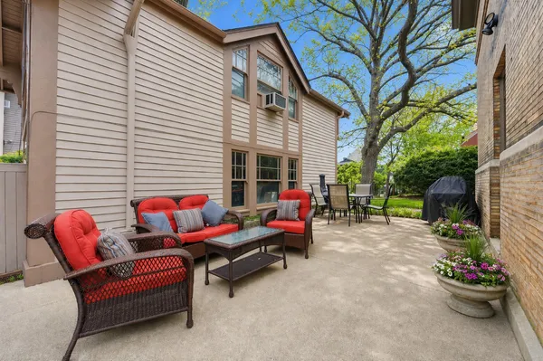 $6,250 | 235 1/2 Greenwood Street, Unit CH, Evanston, IL 60201