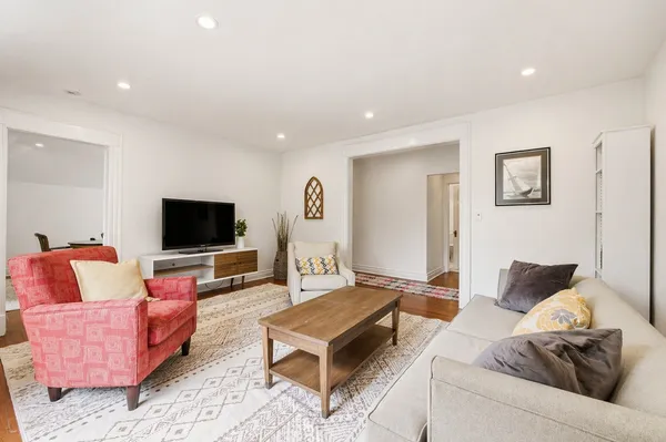 $6,250 | 235 1/2 Greenwood Street, Unit CH, Evanston, IL 60201