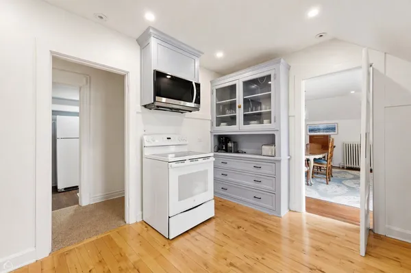 $6,250 | 235 1/2 Greenwood Street, Unit CH, Evanston, IL 60201