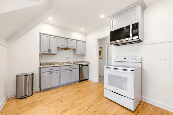$6,250 | 235 1/2 Greenwood Street, Unit CH, Evanston, IL 60201