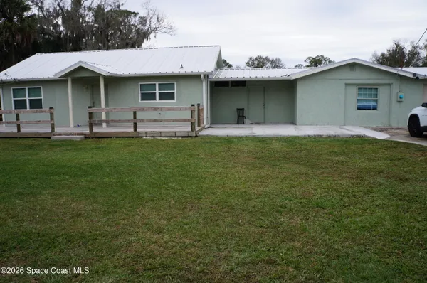 a view of a house with backyard