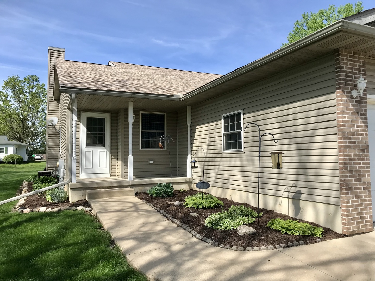 307 West Hudson Street Princeton, IL 61356 - Photo 3 of 23 a front view of a house with garden