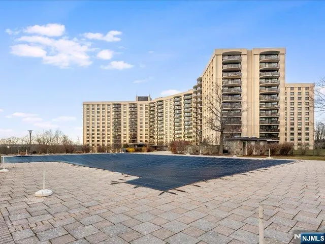 $385,000 | 2 Claridge Drive, Unit 8IE, Verona, NJ 07044