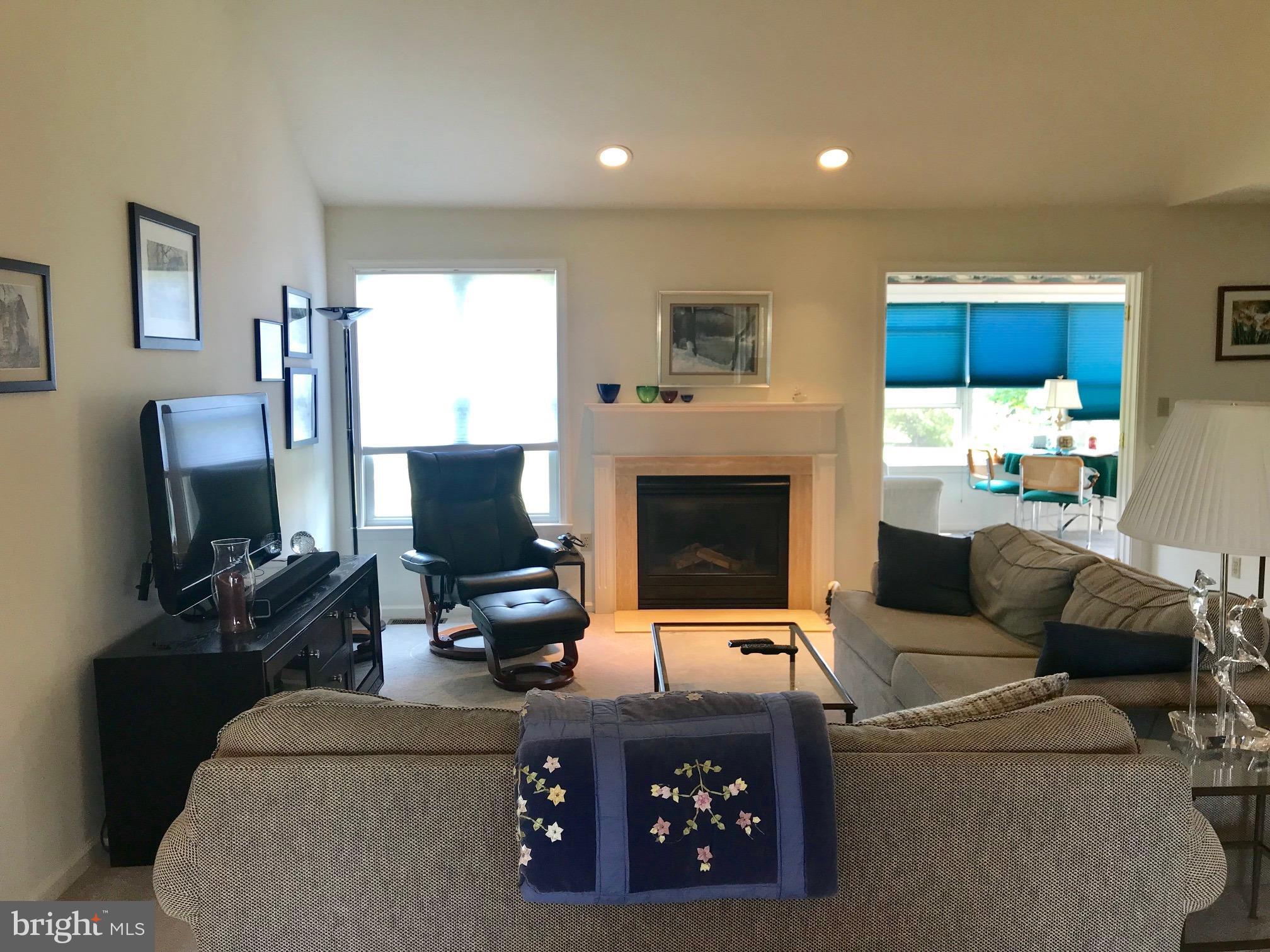 39 Sunny Ridge Court Kutztown, PA 19530 - Photo 3 of 26 Living Room w/ open floor plan & vaulted ceiling