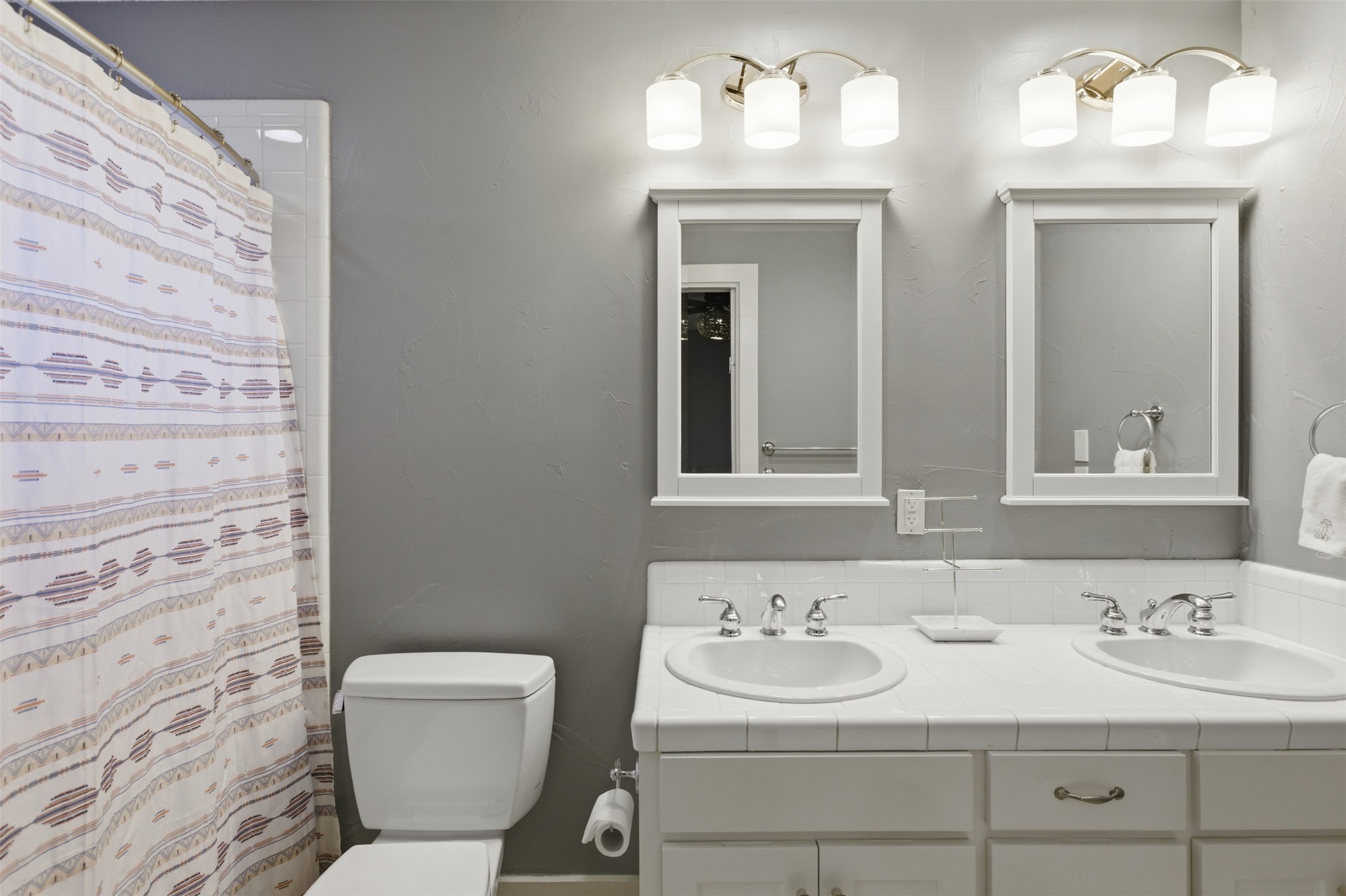 2008 Key West Cove Austin, TX 78746 - Photo 22 of 33 En-suite Bathroom with double vanity and a tub/shower combo