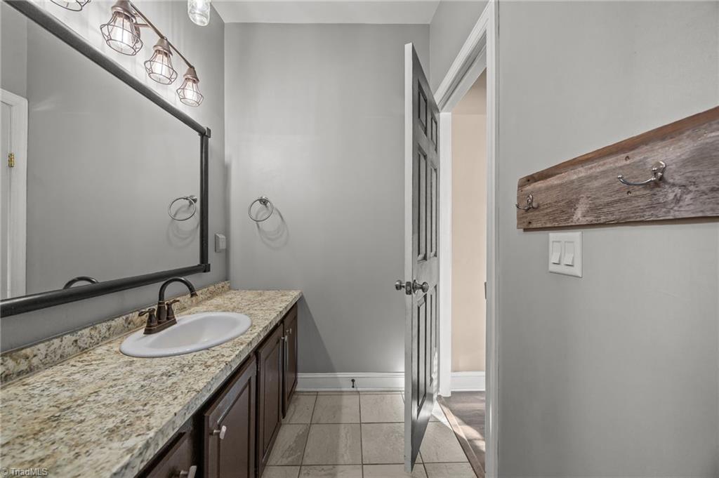 950 Waggoner Neal Road Walkertown, NC 27051 - Photo 39 of 48 2nd bathroom
