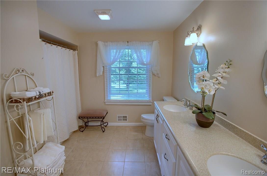 534 Newton Road Brighton, MI 48114 - Photo 27 of 42 2ND FLOOR BATH
