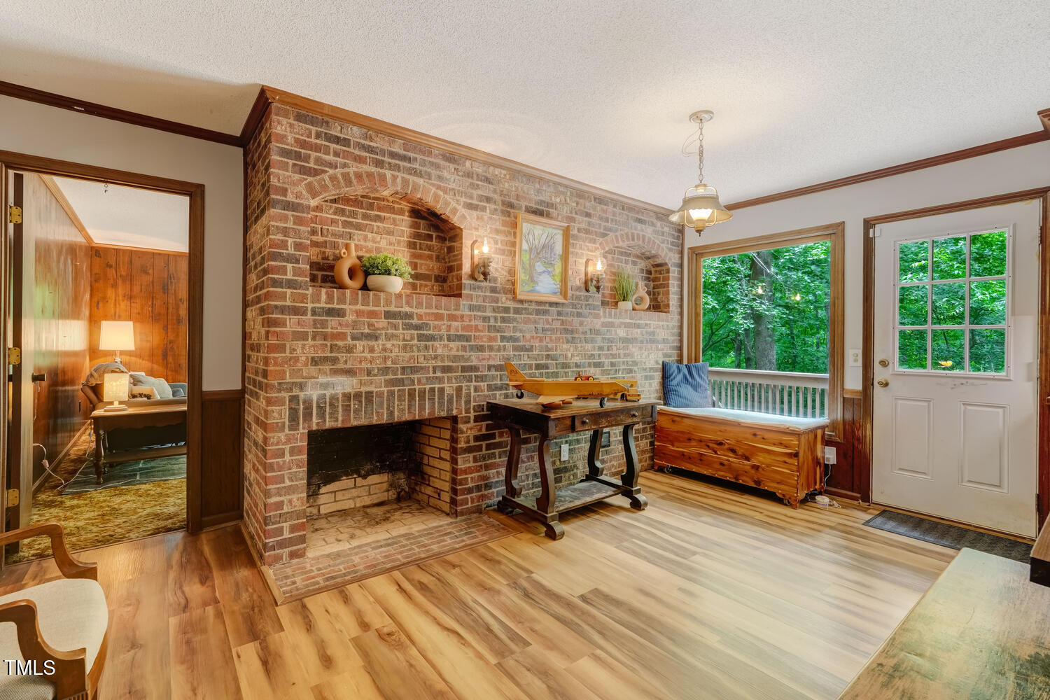 4272 Boyd Wright Road Burlington, NC 27215 - Photo 4 of 38 Many nice brick features in the kitchen area