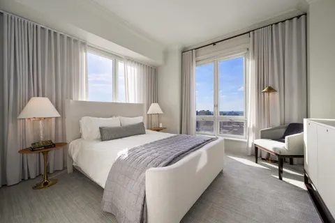 $2,999,000 | 2550 North Lakeview Avenue, Unit N1904, Chicago, IL 60614