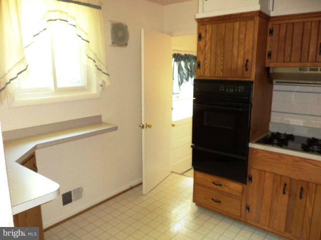 243 Hannes Street Silver Spring, MD 20901 - Photo 3 of 26 Kitchen
