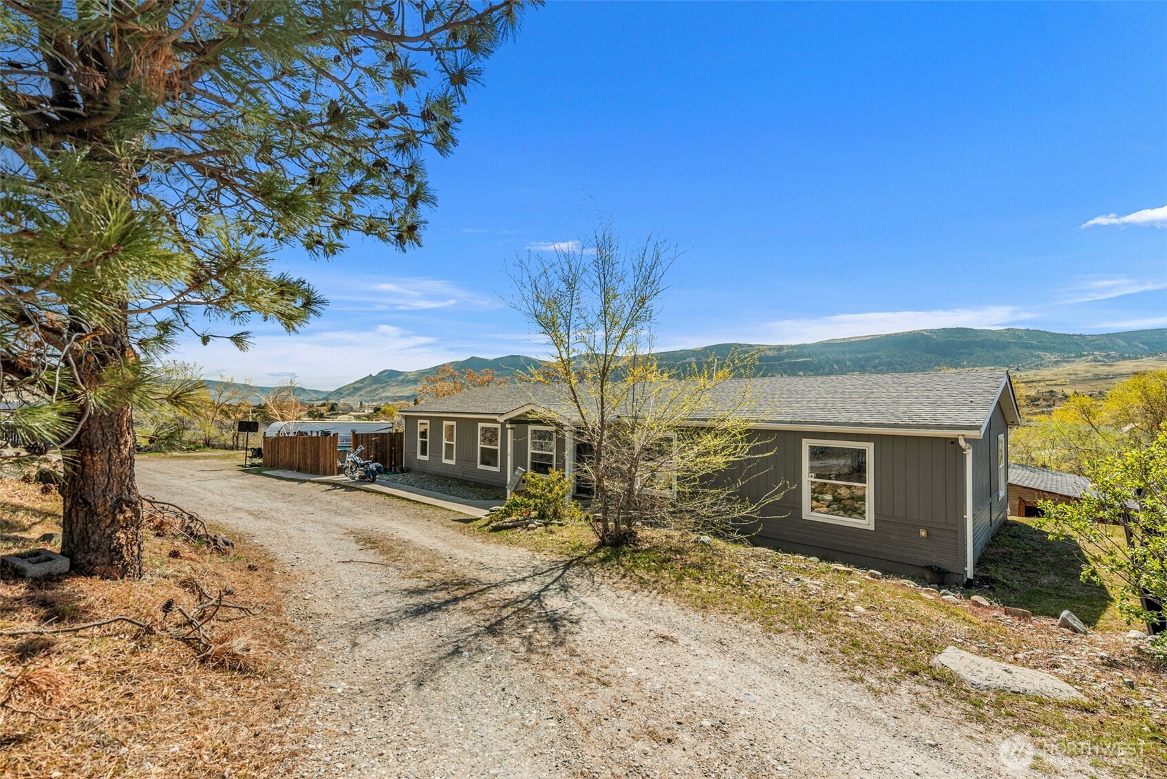 1053 South Perry Avenue East Wenatchee, WA 98802 - Photo 1 of 39