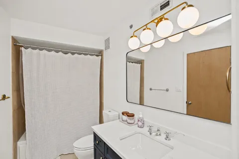 $389,000 | 1670 North Claremont Avenue, Unit 306, Chicago, IL 60647