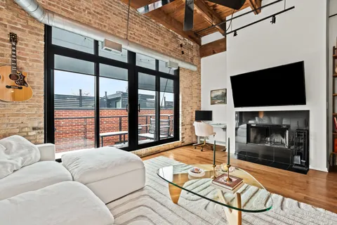 $389,000 | 1670 North Claremont Avenue, Unit 306, Chicago, IL 60647