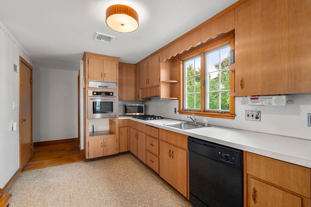 40 Cape Cod Lane Milton, MA 02186 - Photo 12 of 22