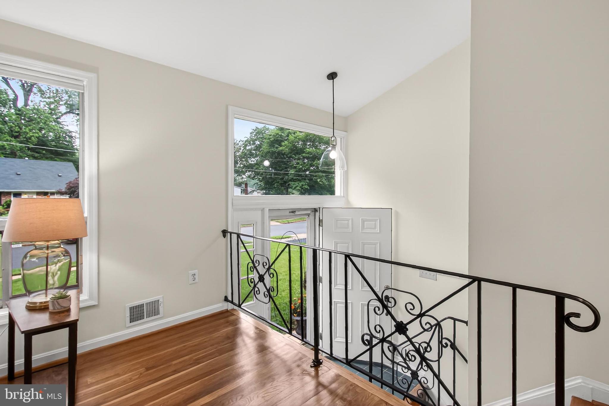 5502 Kempton Drive Springfield, VA 22151 - Photo 10 of 49 Split foyer entrance