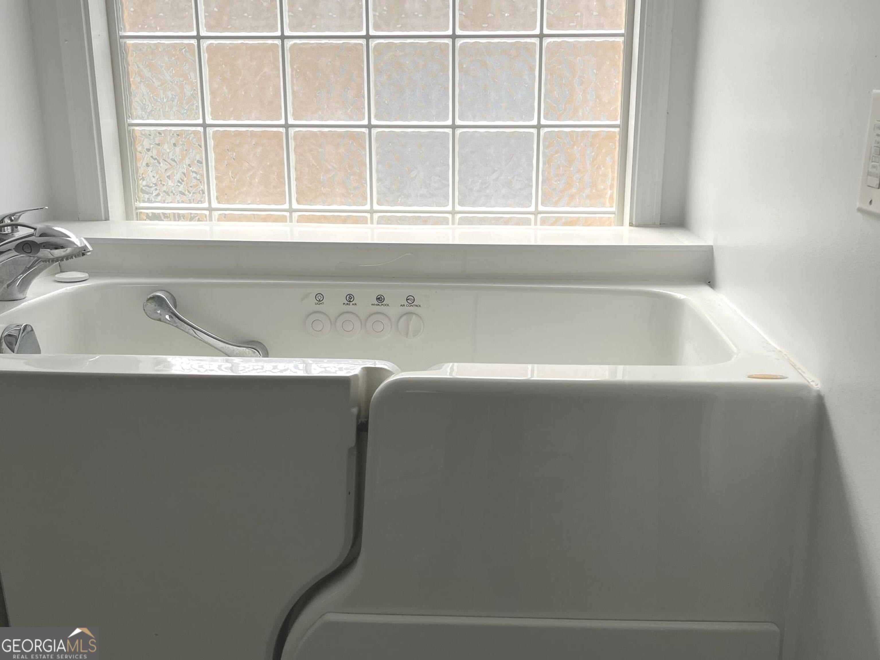 6127 Landers Loop Fairburn, GA 30213 - Photo 15 of 21 a close up view of tub