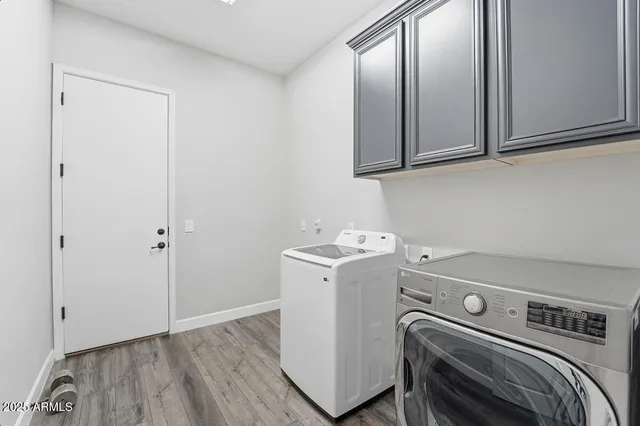 a view of an house with backyard