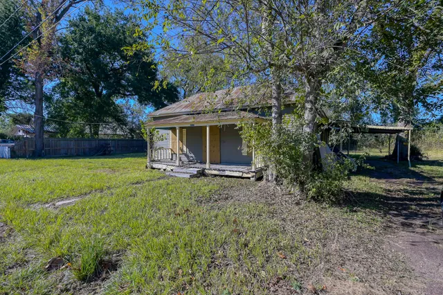 a view of a house with backyard and garden