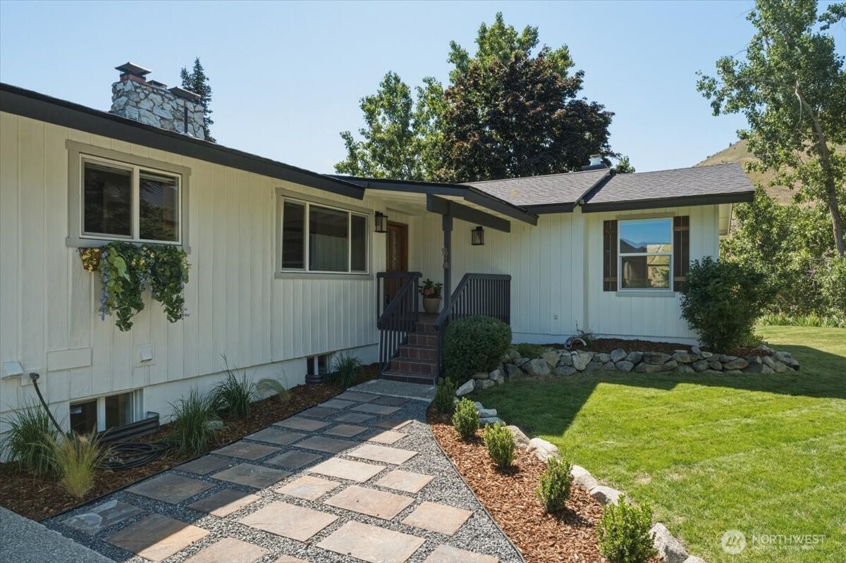 504 Day Road North Wenatchee, WA 98801 - Photo 3 of 40