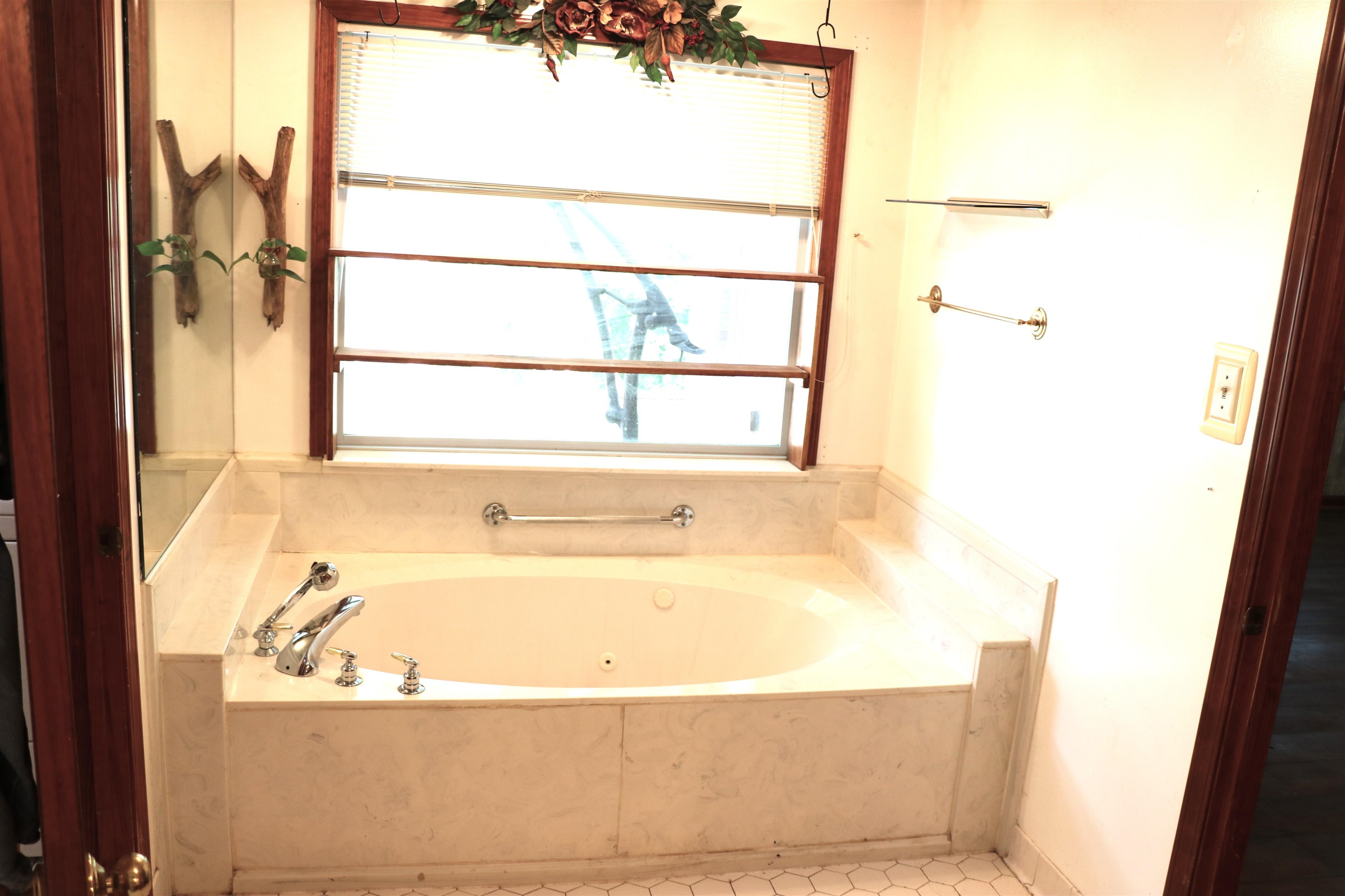 937 Kelleys Chapel Road Burlison, TN 38015 - Photo 16 of 40 Soaking tub with a white-tiled surround