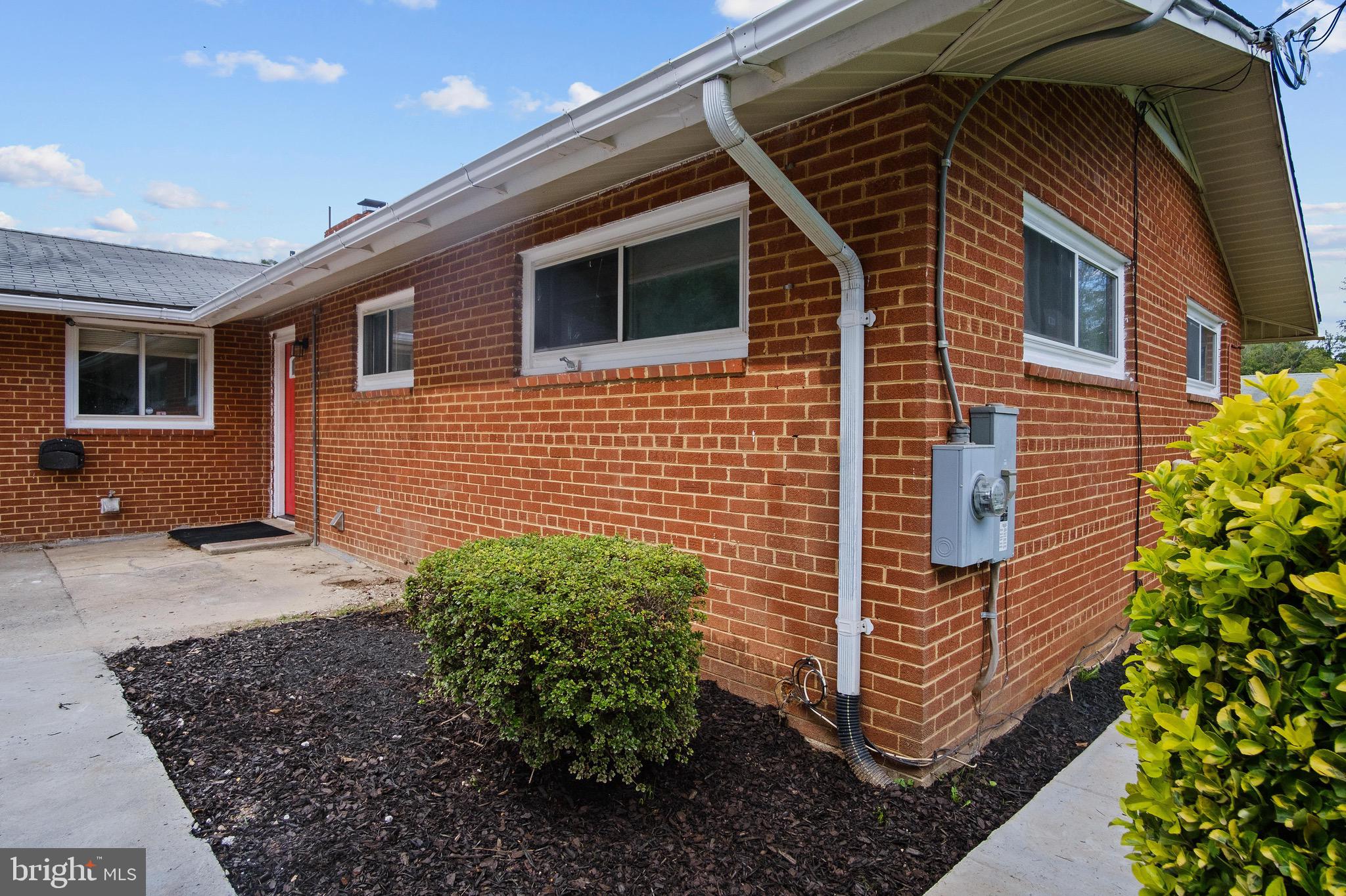 10108 Cornwall Road Fairfax, VA 22030 - Photo 3 of 43