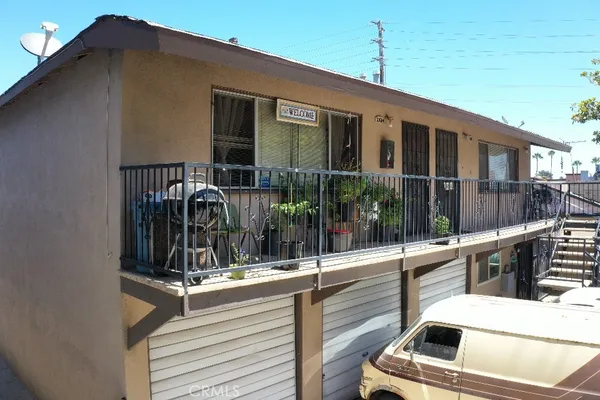 a view of entryway with a front door
