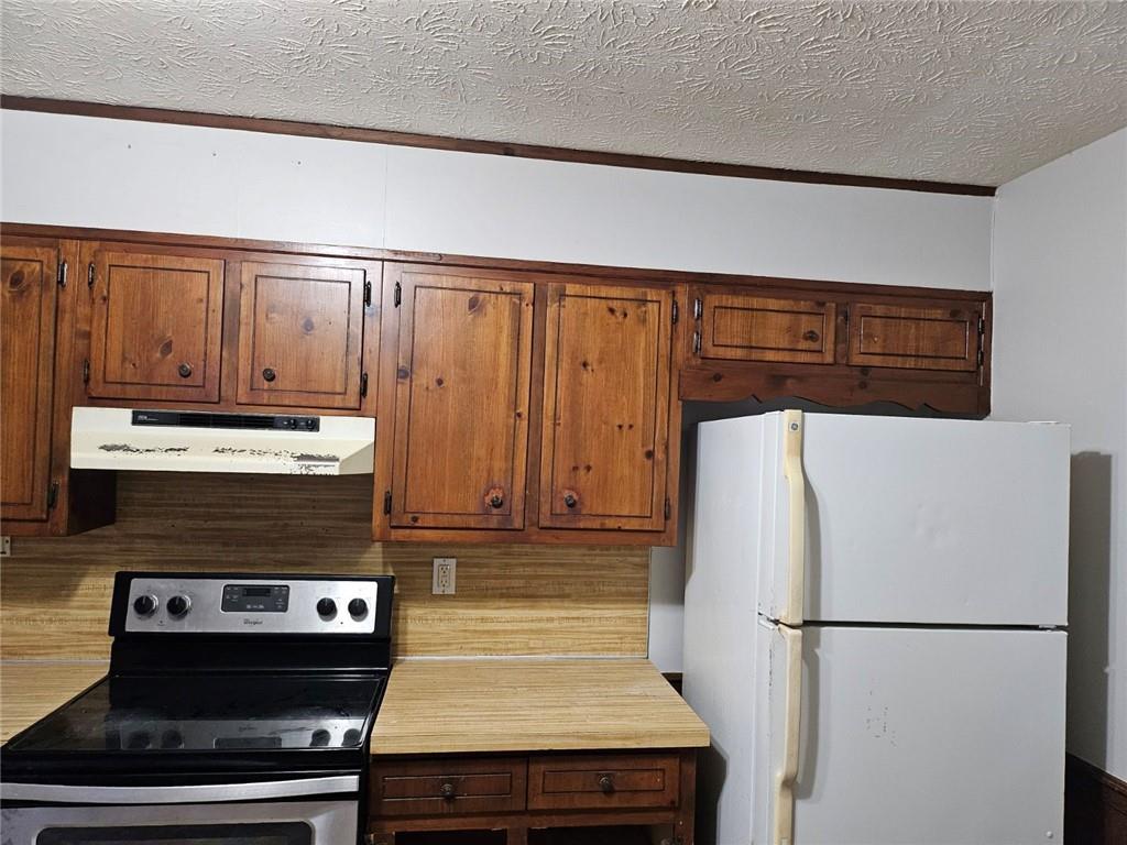 2835 Springdale Road, Unit B Snellville, GA 30039 - Photo 4 of 21 a kitchen with a refrigerator and a stove