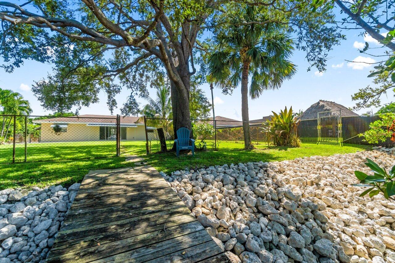 751 Hummingbird Way, Unit 7 North Palm Beach, FL 33408 - Photo 31 of 40 a view of a garden with a tree