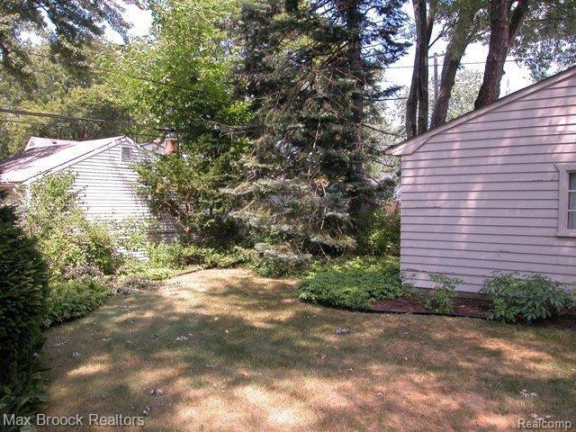1364 Dorothea Road Berkley, MI 48072 - Photo 15 of 15 YARD & GARAGE