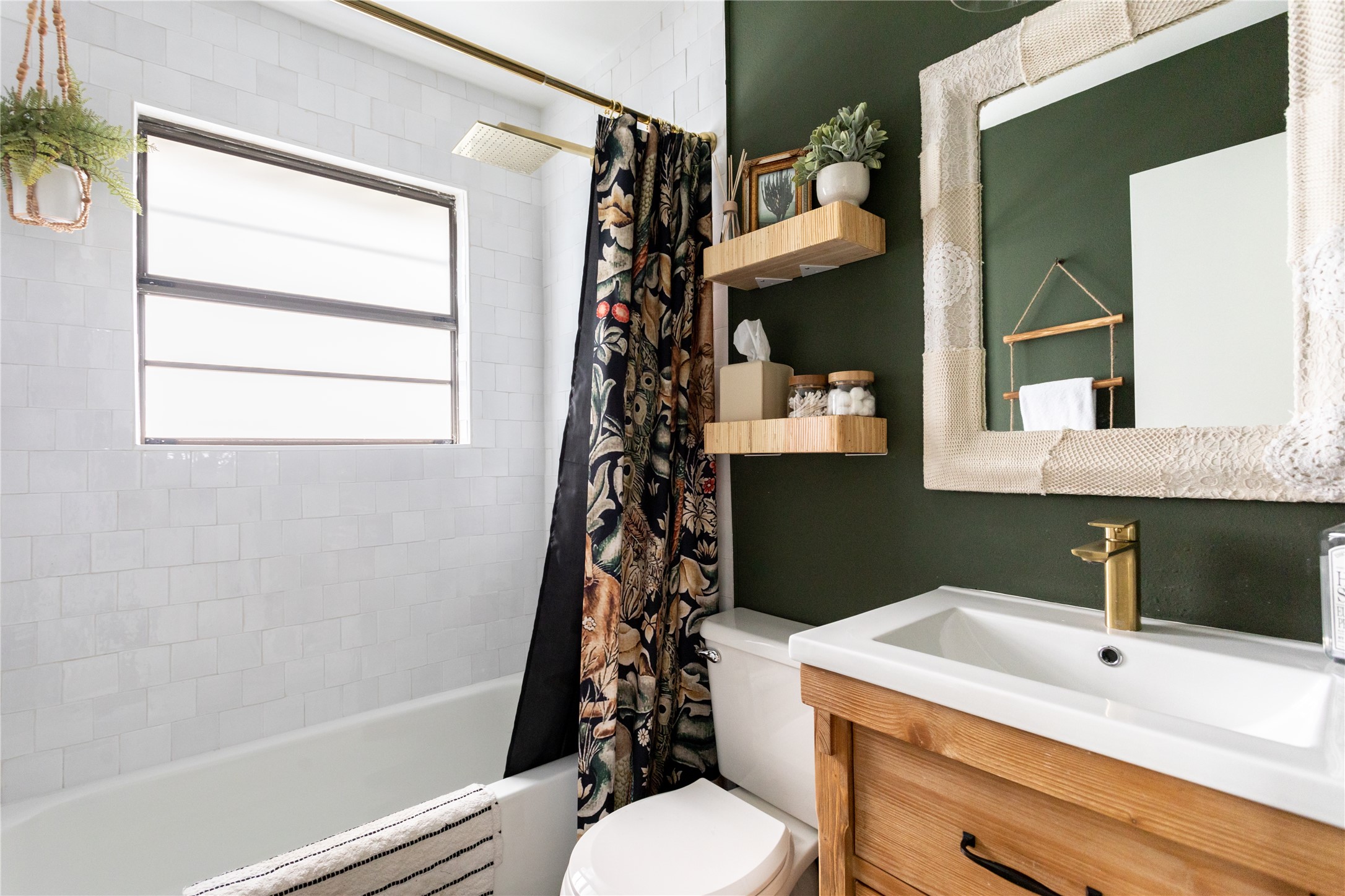 336 Coventry Road Spicewood, TX 78669 - Photo 10 of 32 Full bathroom featuring shower / bathtub combination with curtain and vanity