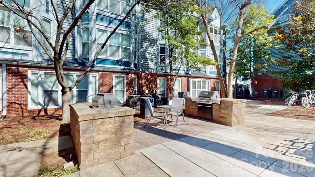 a view of an outdoor space of the house