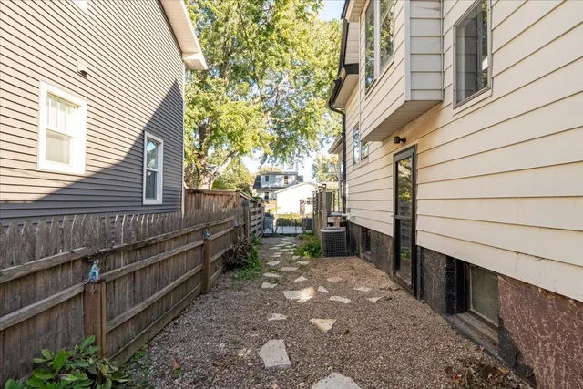 a view of backyard of the house