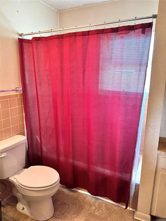 705 Loop Road Quanah, TX 79252 - Photo 9 of 14 a bathroom with a sink and toilet