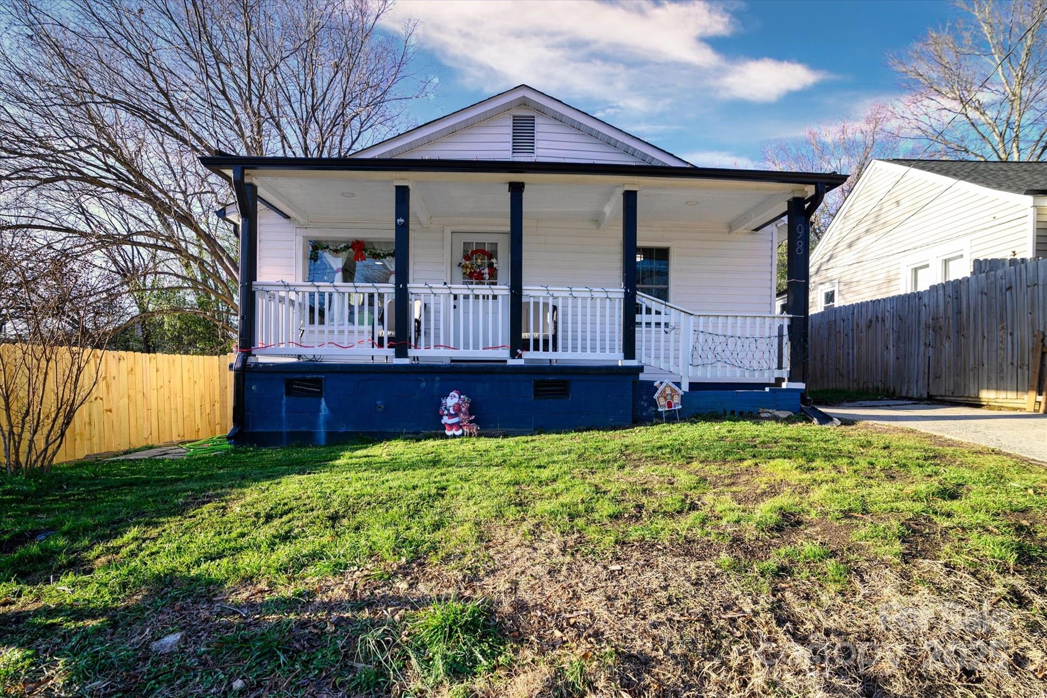 a view of front of a house with a yard