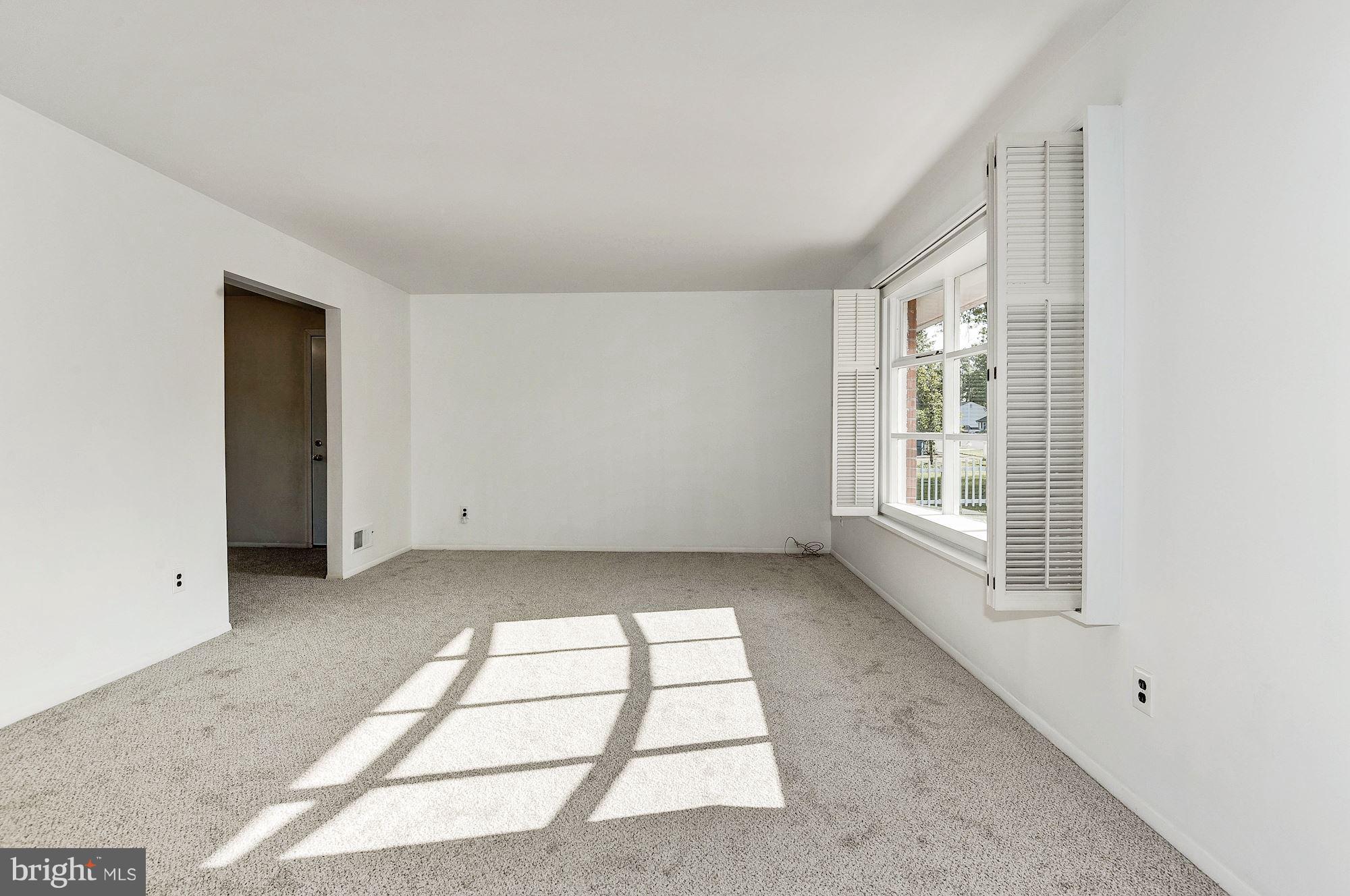 4104 Lees Corner Road Chantilly, VA 20151 - Photo 3 of 22 Living Room