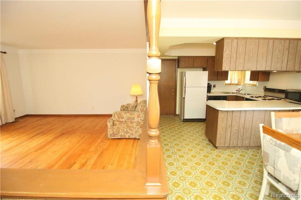 25250 Alex Street Center Line, MI 48015 - Photo 7 of 26