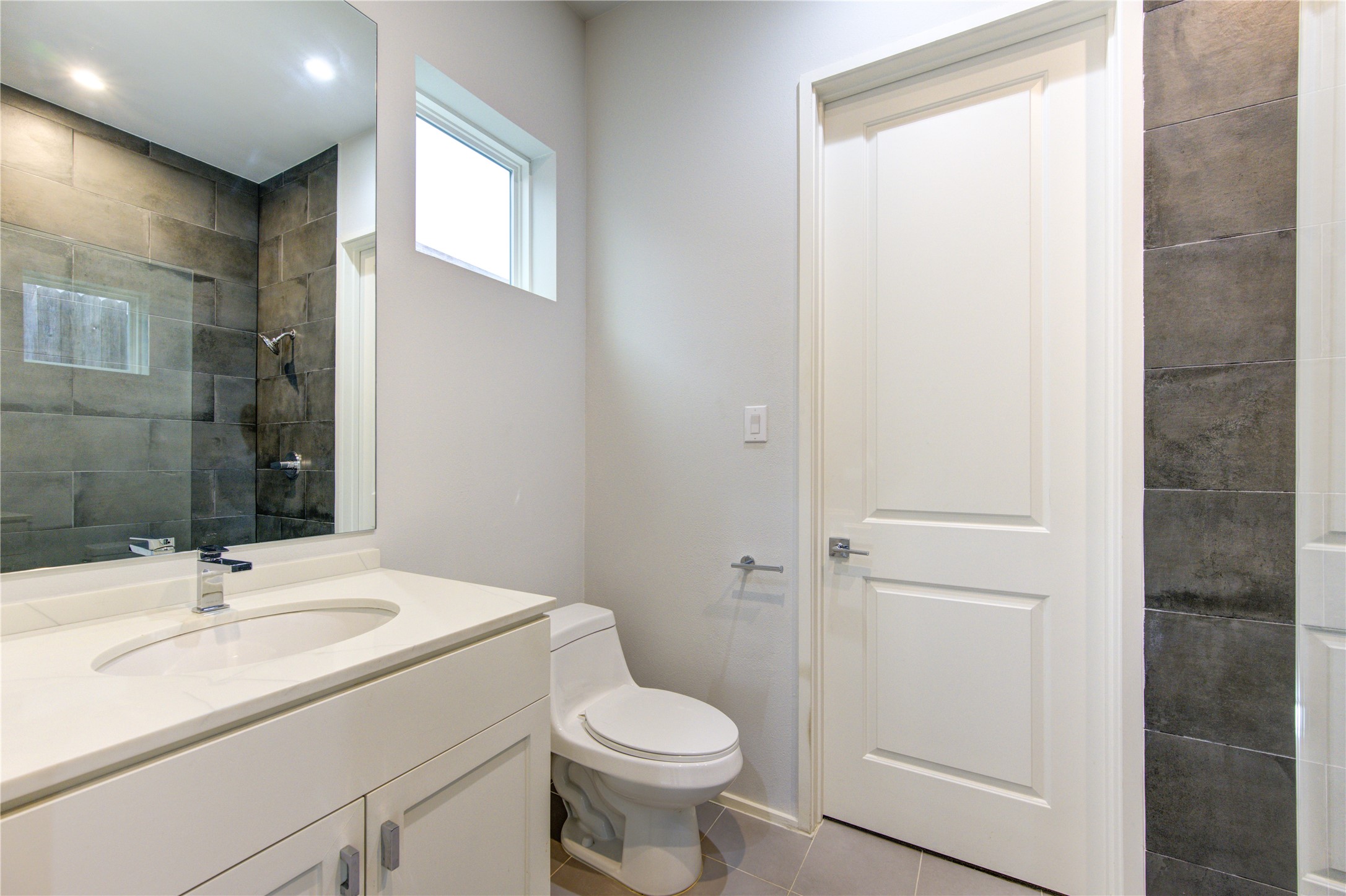 5336 Chandler Street Houston, TX 77007 - Photo 12 of 35 En suite bath for first floor room