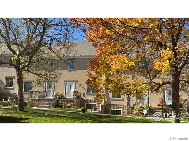 a picture of street with houses