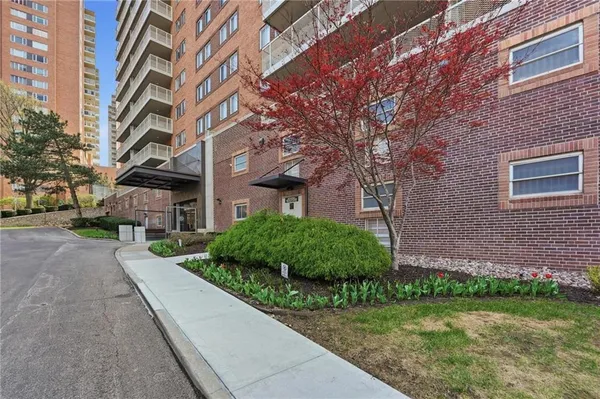 $309,000 | 310 West 49 Street, Unit 304, Kansas City, MO 64112