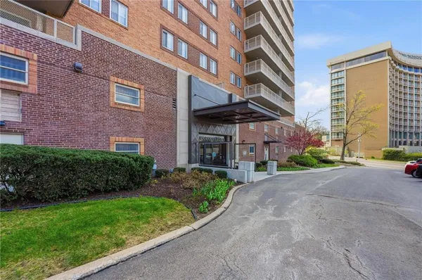 $309,000 | 310 West 49 Street, Unit 304, Kansas City, MO 64112