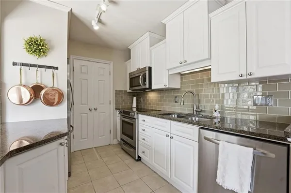 $309,000 | 310 West 49 Street, Unit 304, Kansas City, MO 64112