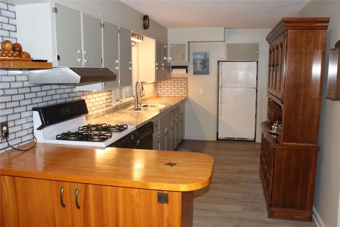 527 Vosburg Road Webster, NY 14580 - Photo 6 of 32