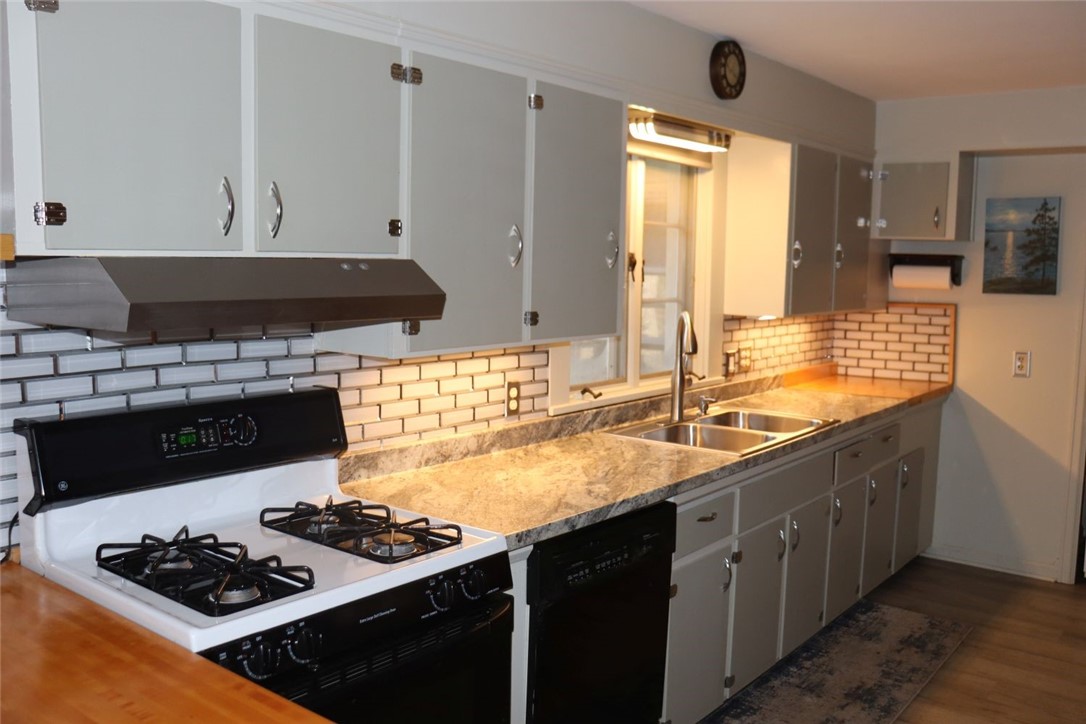 527 Vosburg Road Webster, NY 14580 - Photo 7 of 32