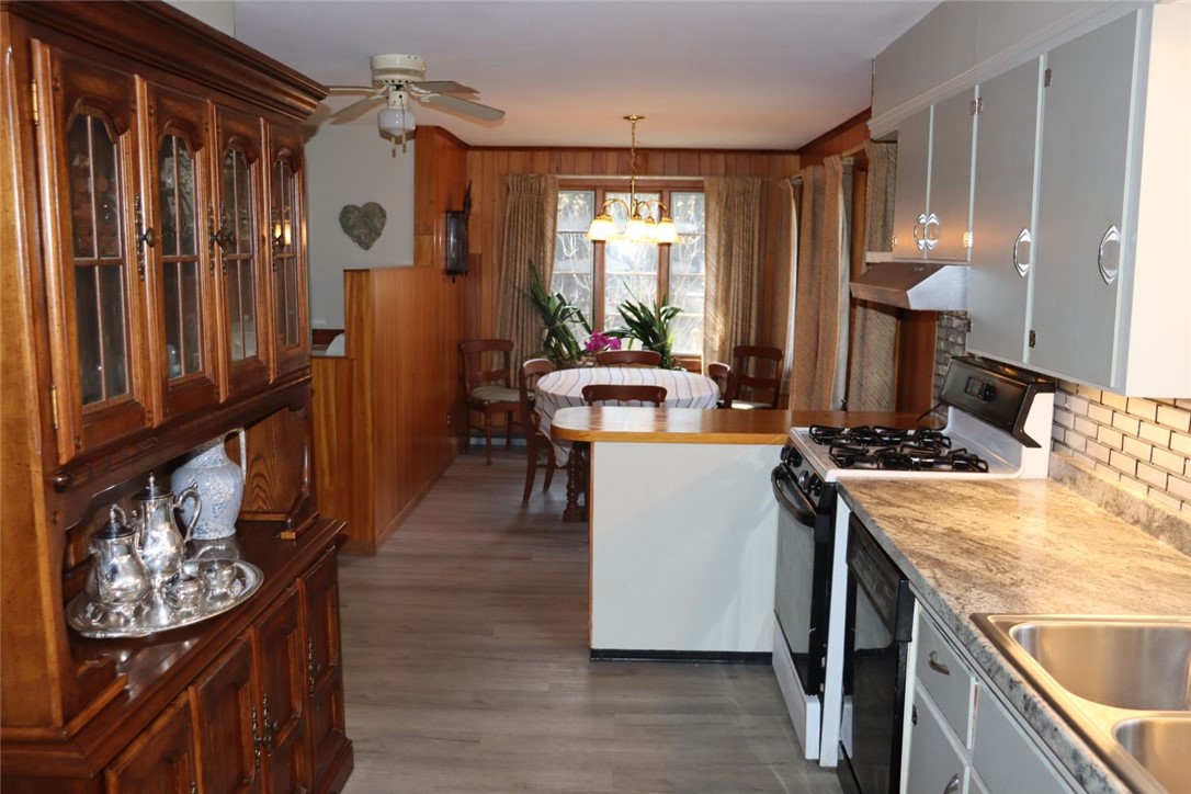 527 Vosburg Road Webster, NY 14580 - Photo 8 of 32