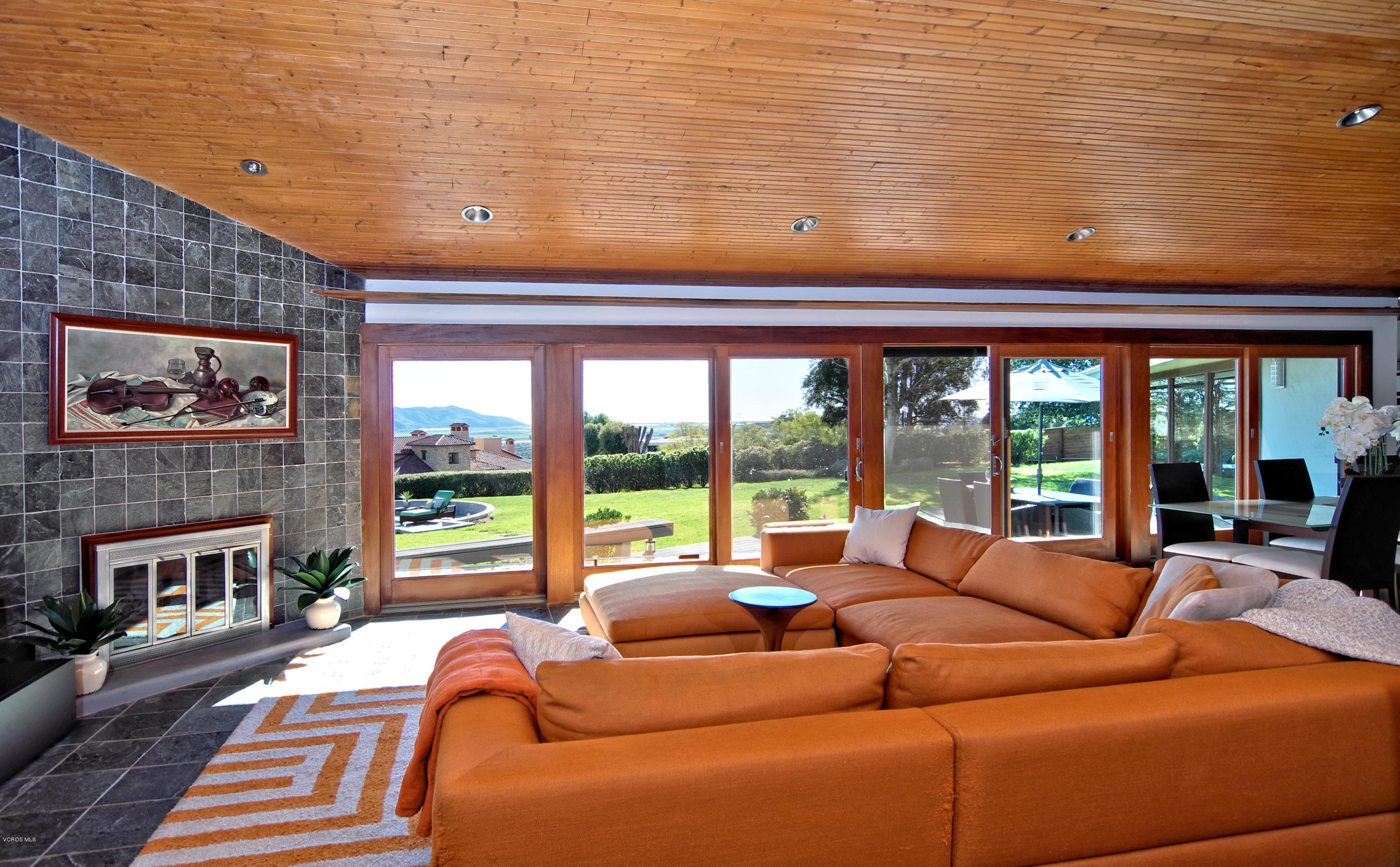88 Estaban Drive Camarillo, CA 93010 - Photo 12 of 36 Living room daytime 2